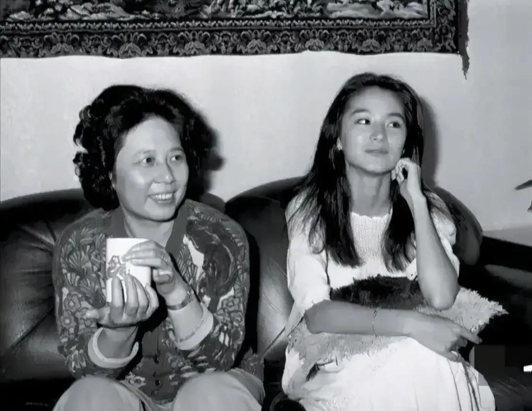 林青霞和邓丽君的老照片被翻出来，跟她们妈妈的旧照摆一起，网友炸锅。俩妈长得都平
