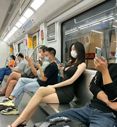上海地铁一幕刷屏！大妈怒斥女孩穿太少反被怼：我花三万隆的胸，凭什么不能露？昨天