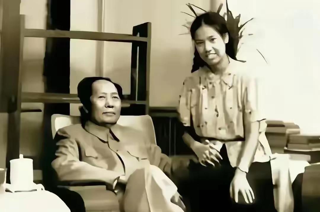 每次看到毛主席和韶华的真实合影，心中就充满了温暖和怀念，这是拍摄于20世纪50年