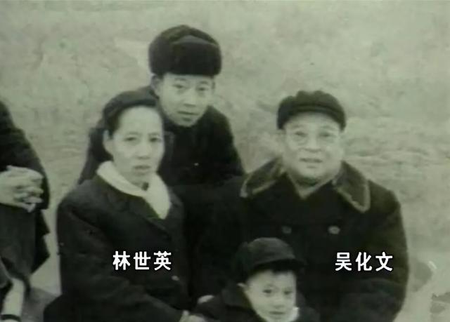 1948年，吴化文起义前，犹犹豫豫，地下党员大惑不解，这时，他的妻子对地下党员说