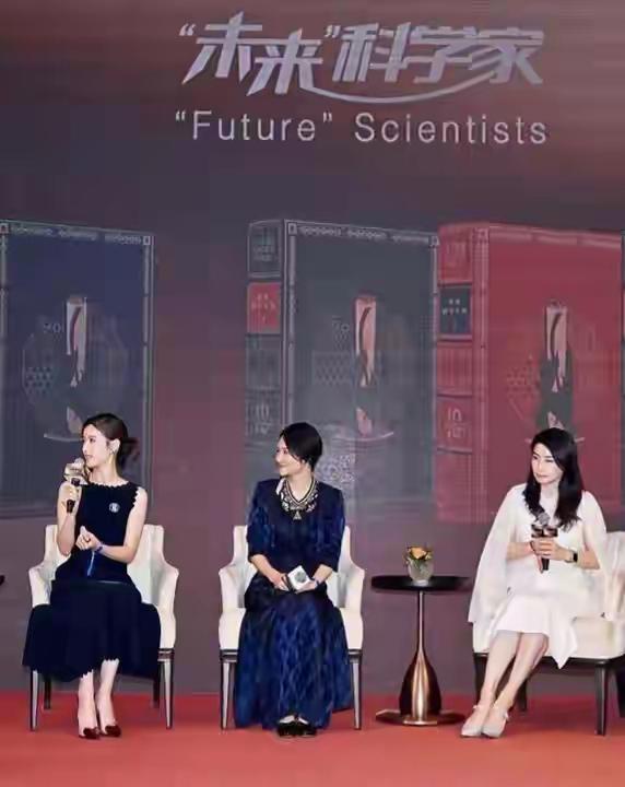 郭晶晶与章泽天两人同台参加科学晚宴两位豪门太太同台,一个绝美,一个温婉,各有各