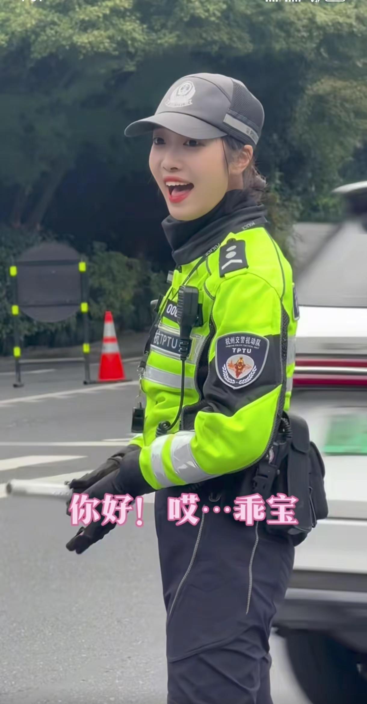 哈哈哈😂交警正能量🐇兔子警官，可爱嘟嘟。