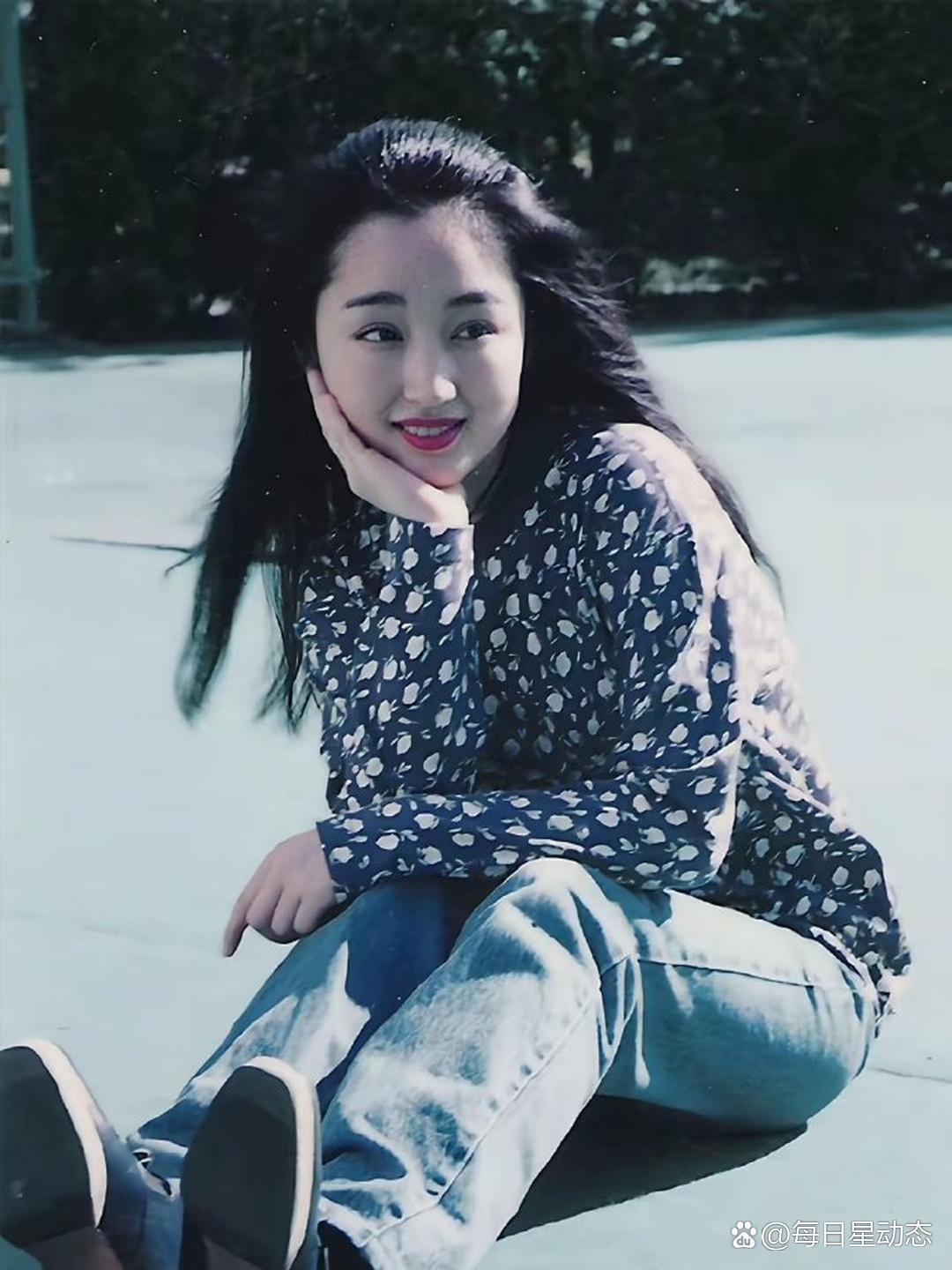 年轻时的杨钰莹颜值无可挑剔，旧照尽显绝色风姿，美得动人心魄。