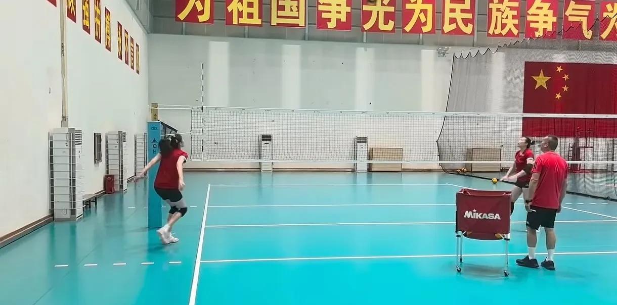 李盈莹的康复之路非常艰难，看得出她做了非常多的努力，浑身伤痛，确实令人无比心疼。