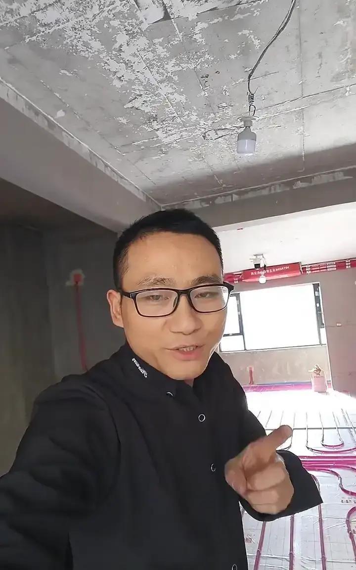 结果一出，评论区直接炸锅：原来地暖不是越贵越香！真相一句话：管子只是水循环
