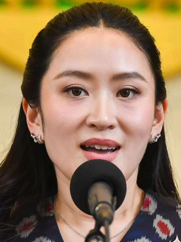 12月25日，泰国前总理佩通坦做出了一个令人意外的决定——缺席父亲他信的探视机会