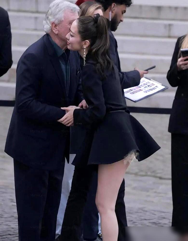 吉娜在巴黎彻底“放飞”，一件超短裙，竟把整个后门都给掀开了。曾经那个和郎朗