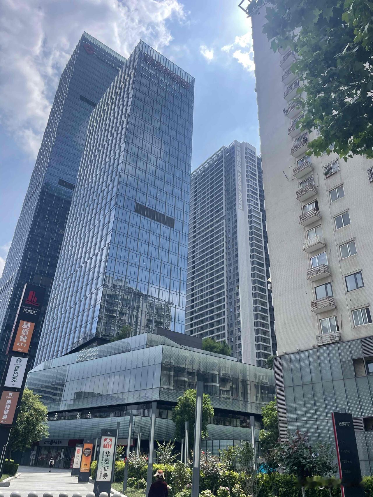 绿城做的这个房子咋样啊？城市界面不错，配套不错，感觉就是学校不行，置业顾问对博主