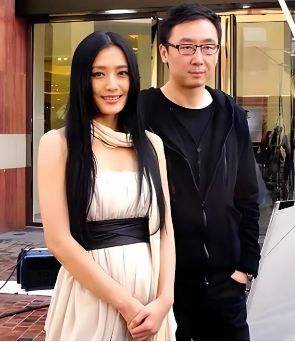 当年，热恋中的陆川多次向女友秦岚求婚，却始终被拒绝，一次，陆川气得扔掉了戒指：你