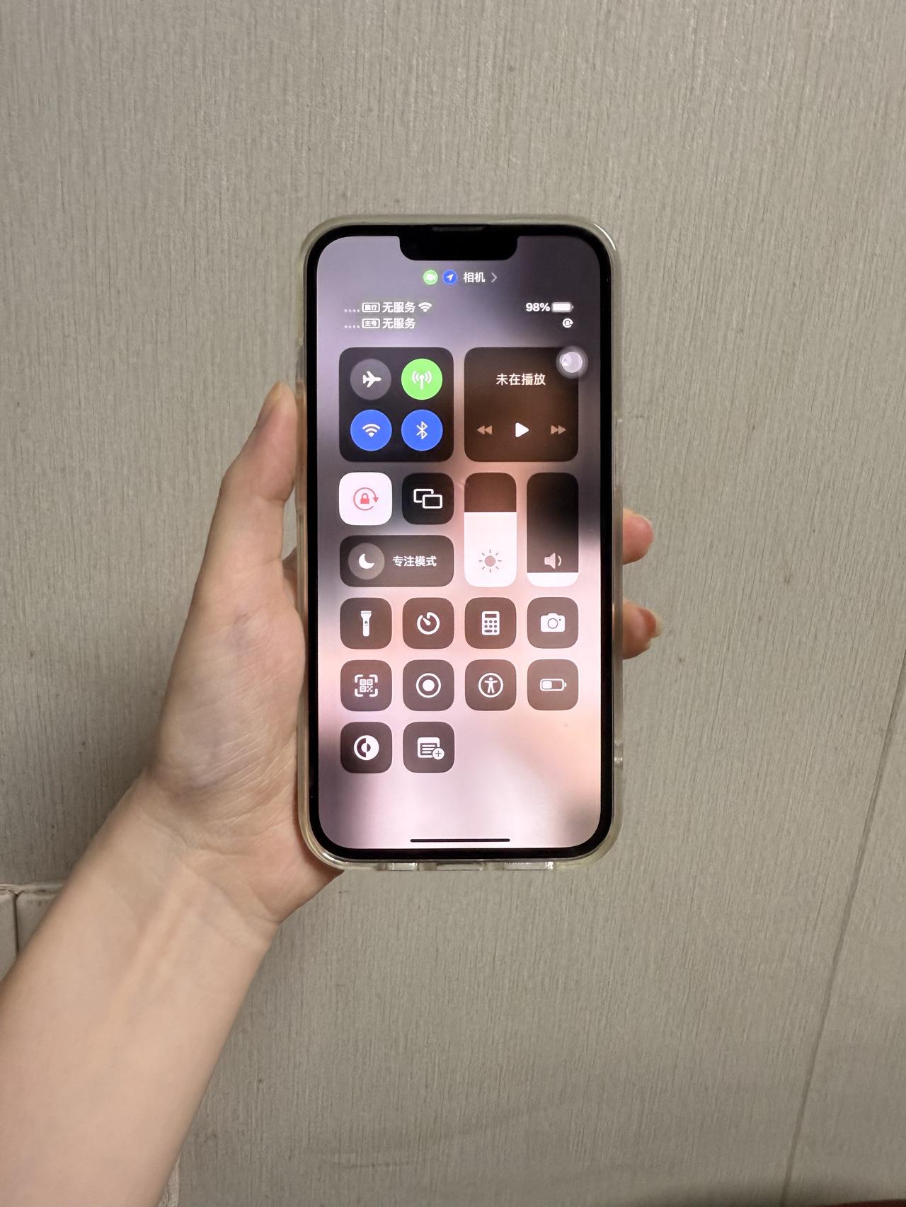 太无语了...苹果手机用两个卡都没信号😭虽说我这iPhone年纪有点大，i
