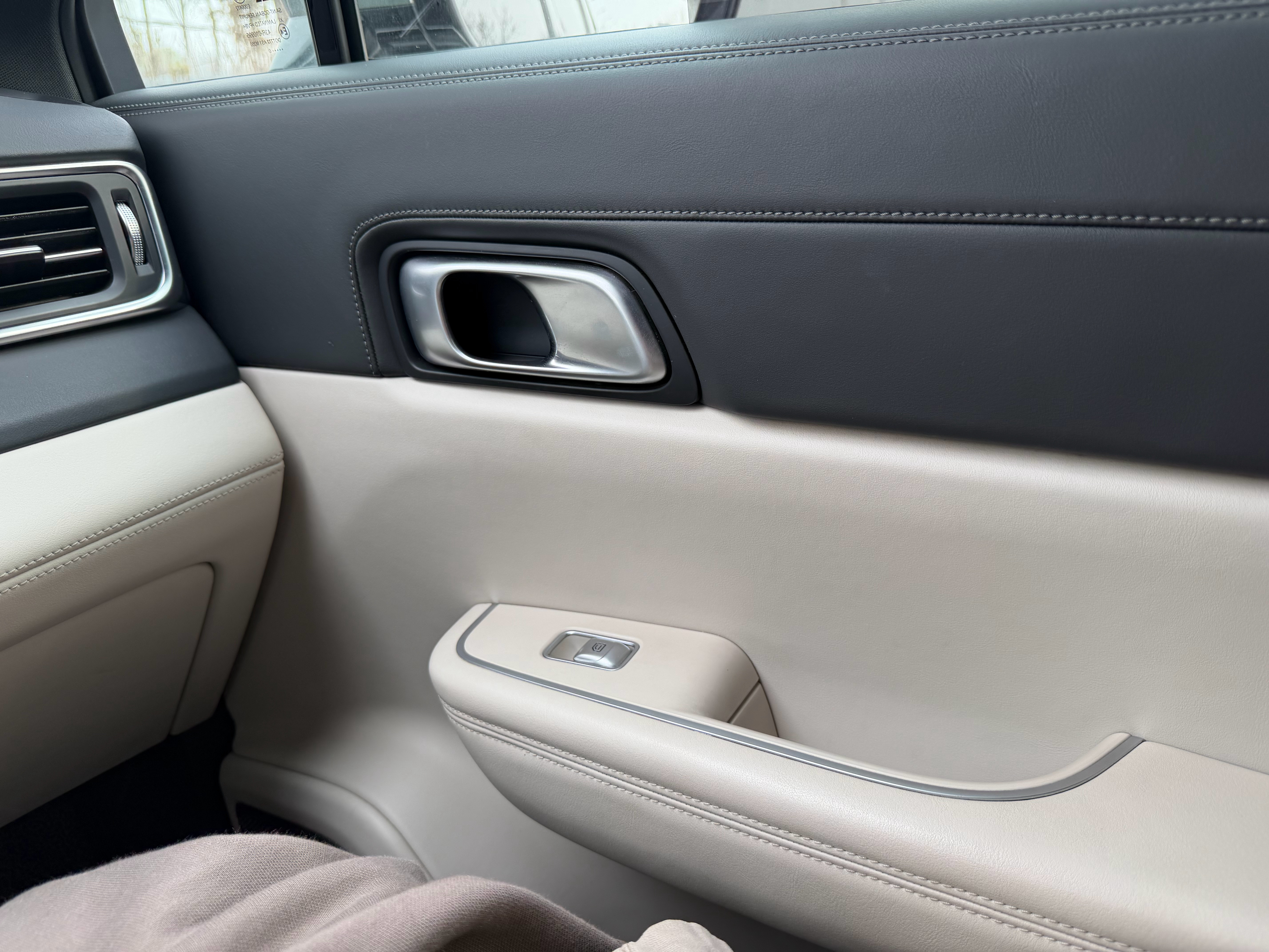 坐了一下的理想ONE，内饰设计放在今年依旧能打，我甚至觉得比两大联屏都要好看这么