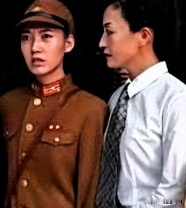 1949年太原特宪队的食堂里，酒肉香正浓，十个刚沾满地下党员鲜血的特务举杯狂欢，
