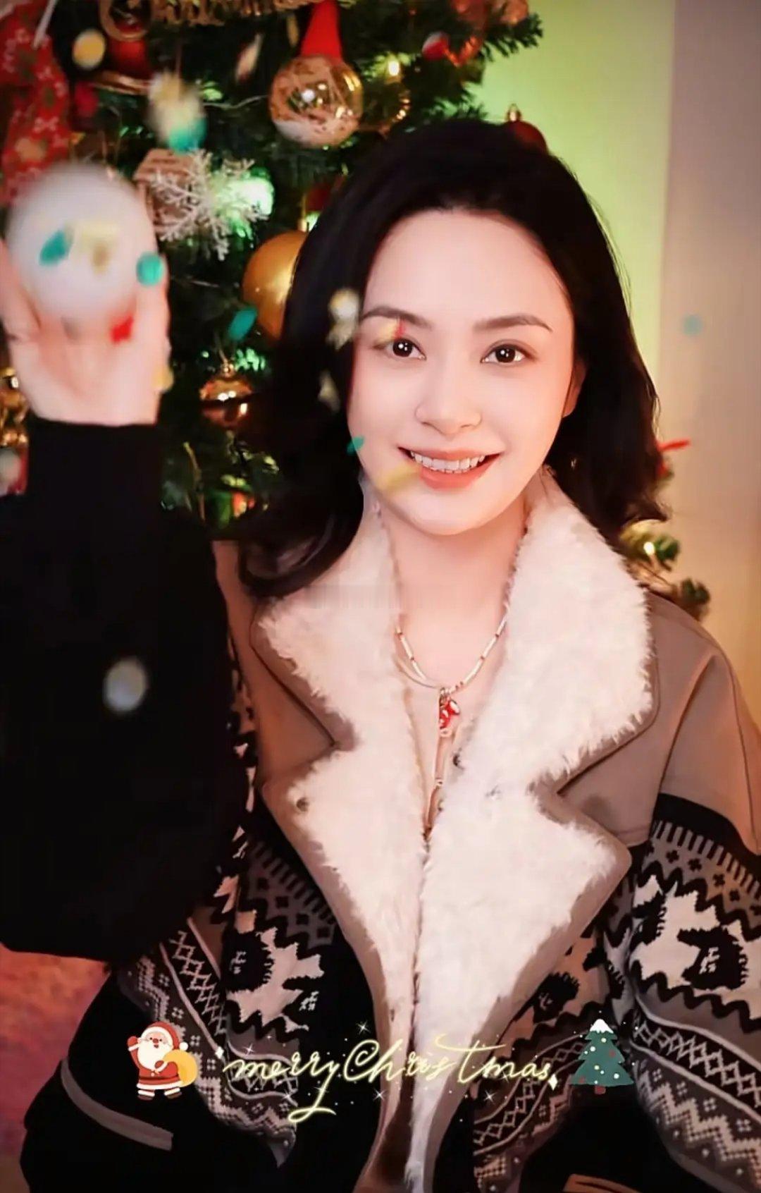42岁阿娇圣诞穿搭尽显魅力，翻领棉服搭配黑裤子，保暖时髦，状态极佳似28岁少女。