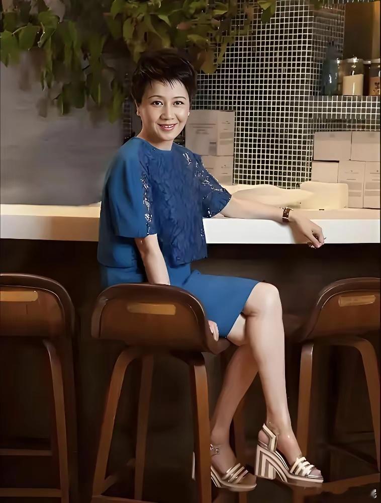 赌王四太9年剖5次，没坐过一次完整月子。奚梦瑶亲口说的。换普通人，肚子上那道口子反复切开，早垮了。她