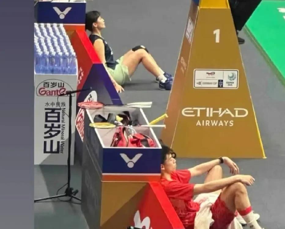 笑不活了！原来让人没想到的是，在苏迪曼杯决赛结束后，蔡侑玎转发了她和冯彦哲的同框