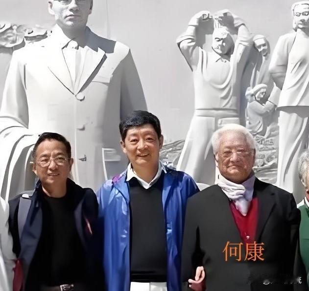 老将军祭扫挚友墓，生死托付传两代，半世纪秘密未说破。2014年，九十多岁的何康