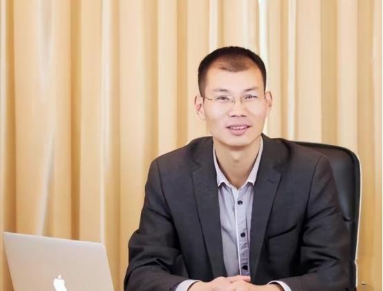 1999年，“蜜雪冰城”的创始人张红超去广告店做招牌，结果店员粗心，把“密”字写