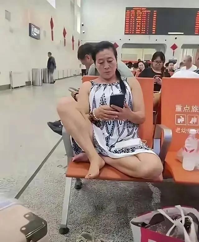 公共场合这样她不觉得尴尬吗？