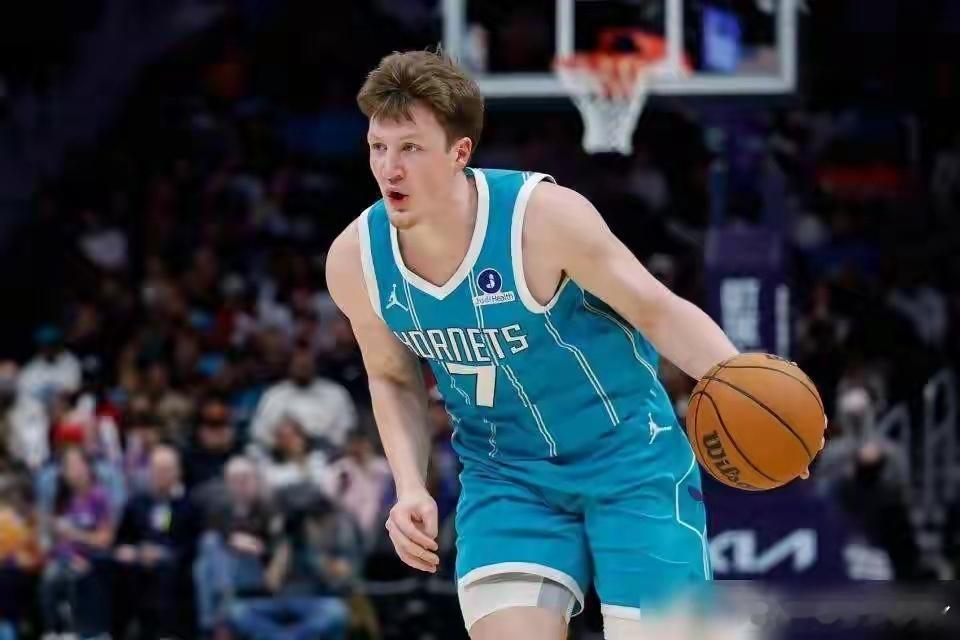 黄蜂新秀克尼普尔？求求了，别再拿游戏数据糊弄人了。人家2024年明明是被湖人选