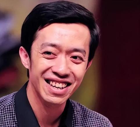 有一次，主持人问李菁：“你离开德云社最直接的原因是什么？”李菁说了2点，却让郭德