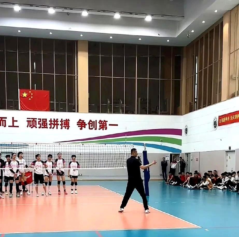 今天天津女排的训练公开课有一个小小插曲，陈方在总结今天训练内容时，前来观摩坐在地