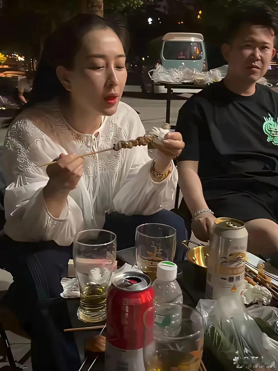马苏惬意享受烧烤配啤酒，烟火气十足，简简单单的日常，尽显生活的美好。