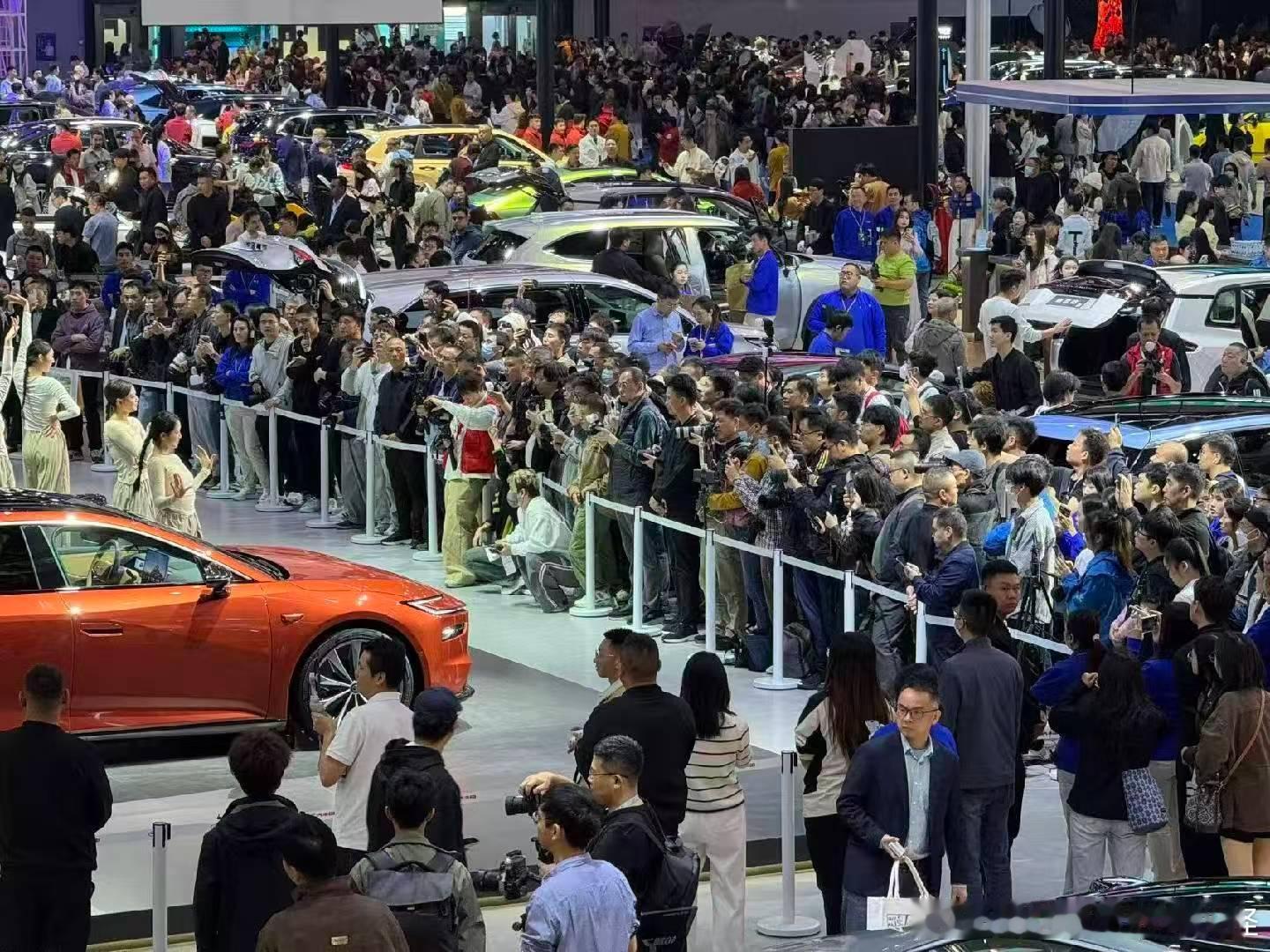 广汽丰田铂智7，重新定义智电时代的豪华。它不仅是丰田技术的集大成者，更融合华为鸿