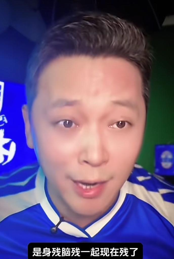 解说员周亮怒批武磊就是一个脑残。他表示德比那天武磊在主席台上好好看球不是蛮好的吗
