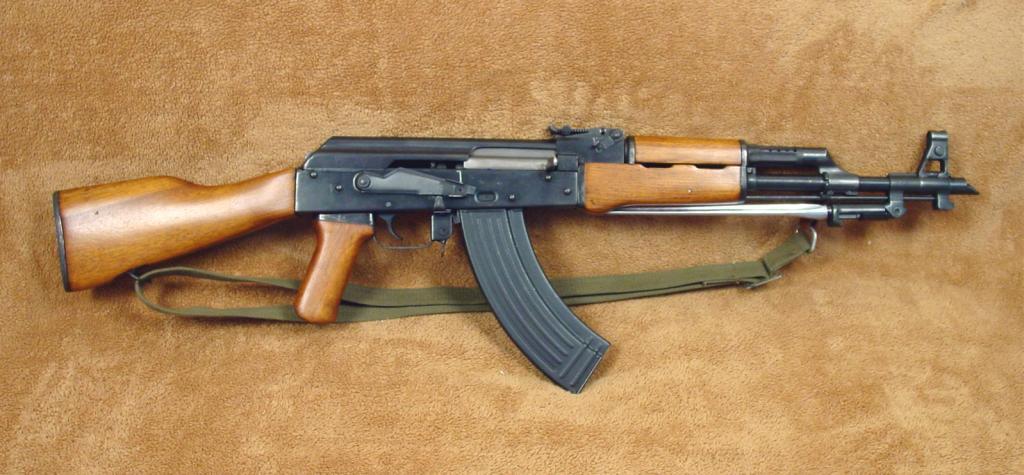 采用AKM枪口防跳器的五六式冲锋枪——毛子在AKM上安装了一个斜切口形