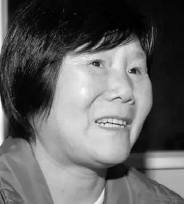 1975年，湖北神农架几名妇女正在田里挖洋芋时，一位女孩因为内急跑去树林中解决，