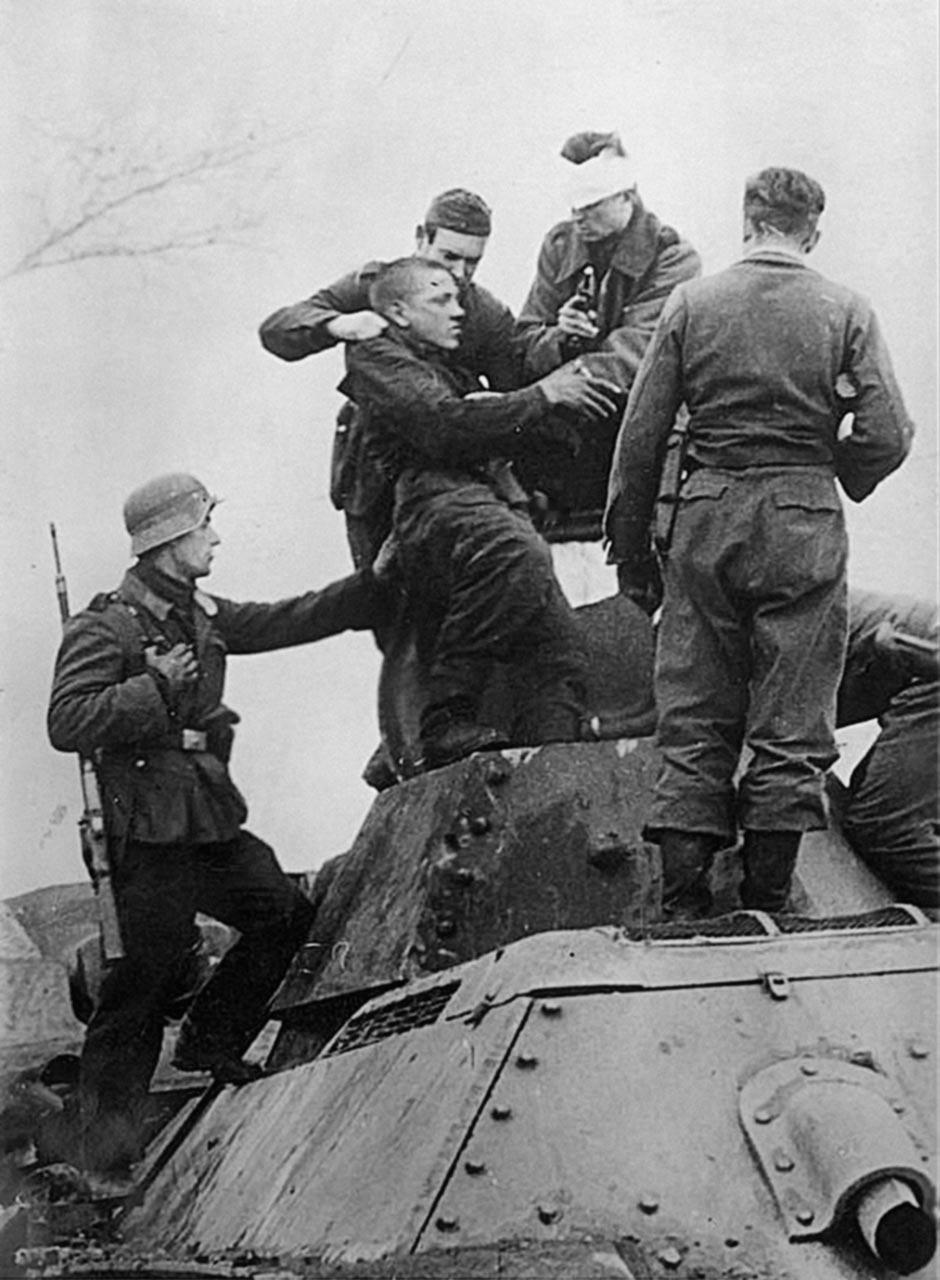 被俘的苏军坦克车组——1941年10月17日（或18日），加里宁（今特维尔）。在
