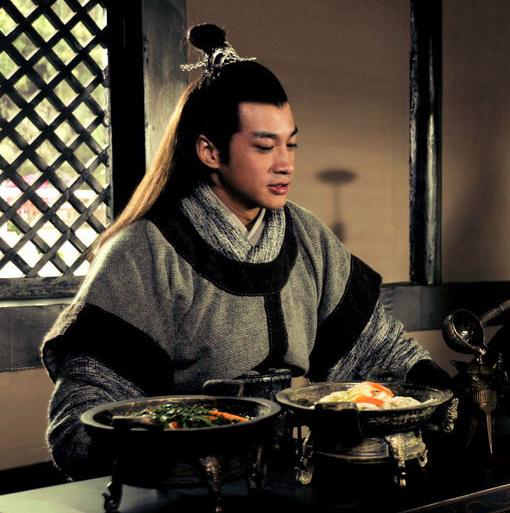 西晋末年，赵王司马伦举办宴会，宾客顾荣发现一旁侍立的厨子在咽口水，便将盘中的肉割