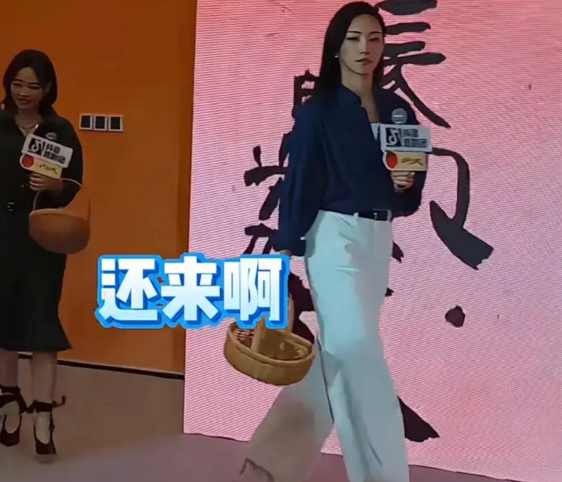 那尔那茜毕竟还是个小姑娘，参加活动当众被骂“龟孙”，第一时间还是有点惊慌，不过