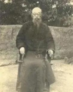 1936年，红军长征到达贵州毕节县这个地方，遇到了当地的一个大地主。于是士兵们二