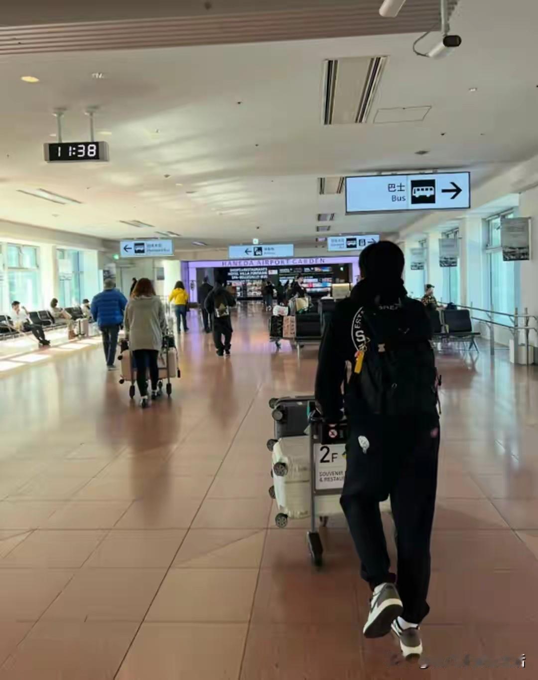 林志颖的儿子，已经长成了1米8的大小伙子，但是因为比较内向，不喜欢露面，所以妈妈