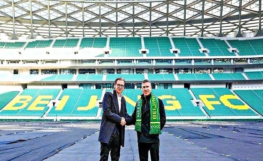 国安新上任的主教练，第一件事，不是开战术会，不是训话，他穿过整间屋子，径直走到队