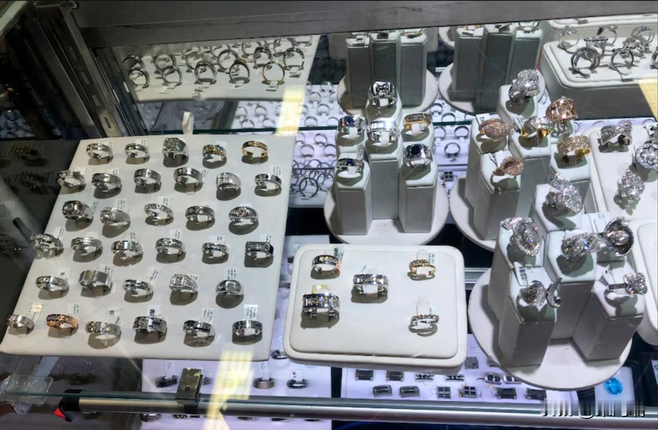 美国ICE执法闹乌龙，史上最大珠宝劫案疑犯未经审判即被驱逐出境。2022年在加