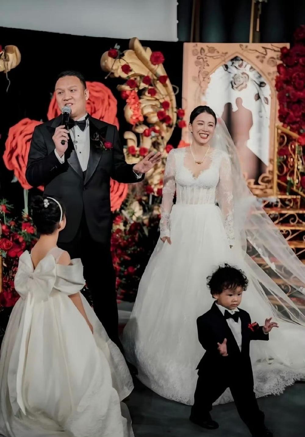 看李嘉格这新男友又高又帅又年轻，更让我觉得她当年嫁给车撤是另有所图啊另有所图也