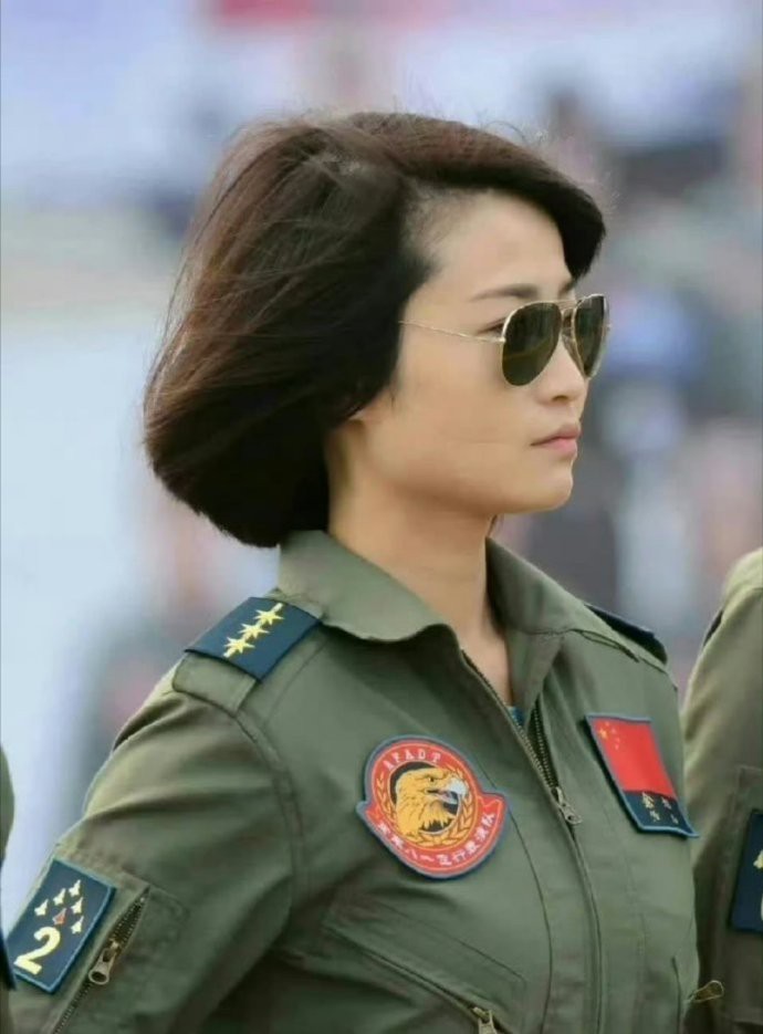 她是余旭，歼10女飞行员，一次执行任务中壮烈牺牲！请别吝啬手中的赞，为余旭烈士致