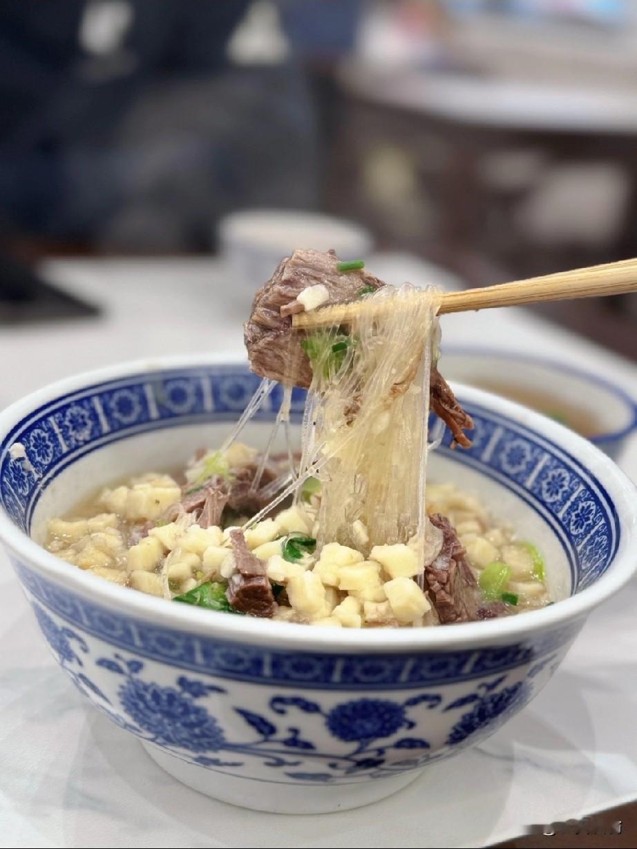 最近，有博主吐槽他去西安，一碗牛羊肉泡55元，引起了大家的热议。这位博主大概率是