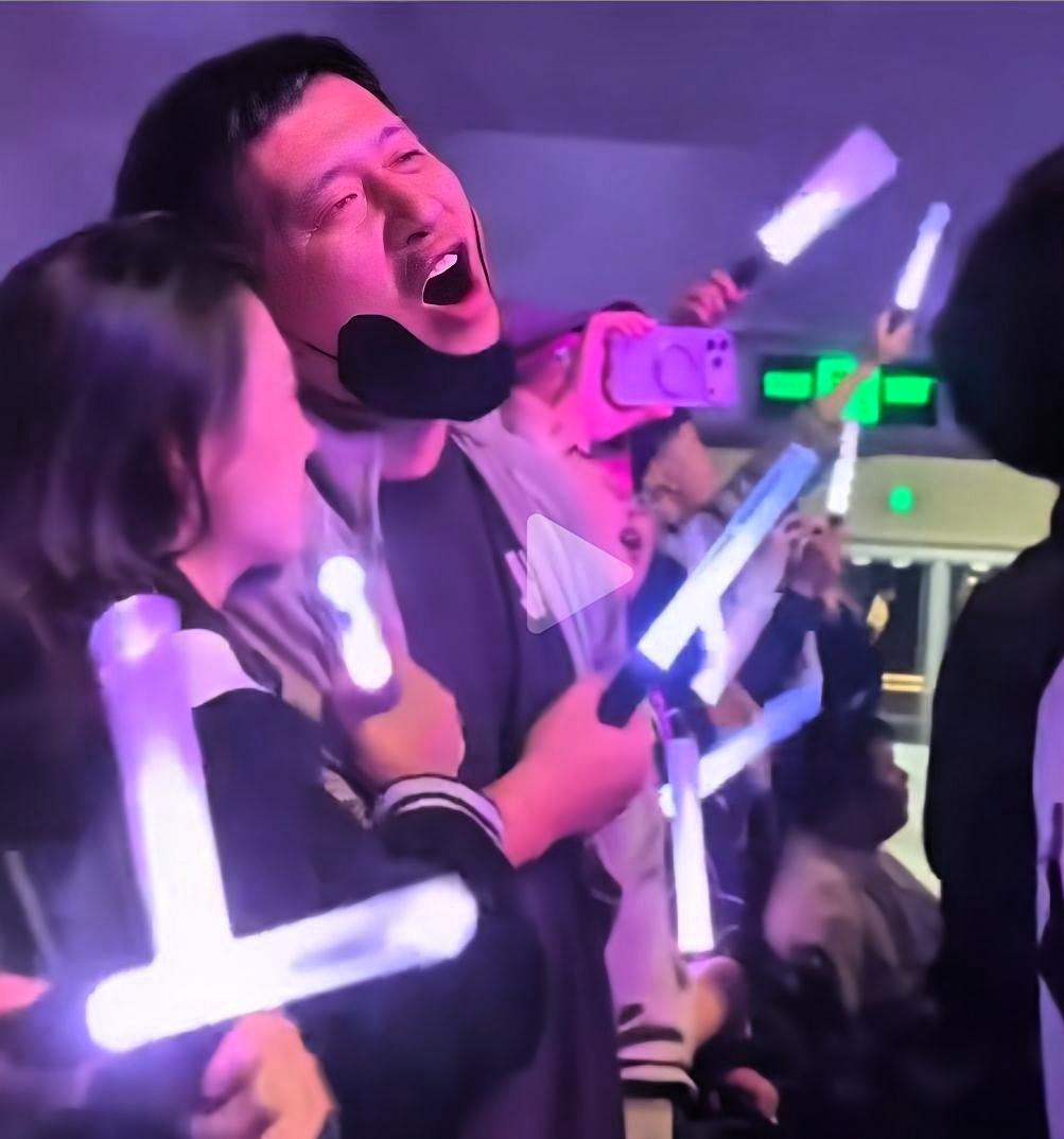 张雪峰现身演唱会，和一个年轻女子相拥，两人十分开心有网友拍到张雪峰和一女子出