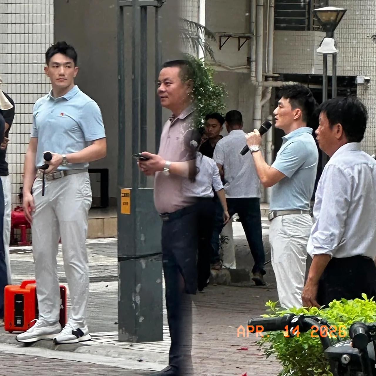 4月14日何捷现身广州大学开展消防培训，一身挺拔气场直接碾压全场，军人风骨半点没