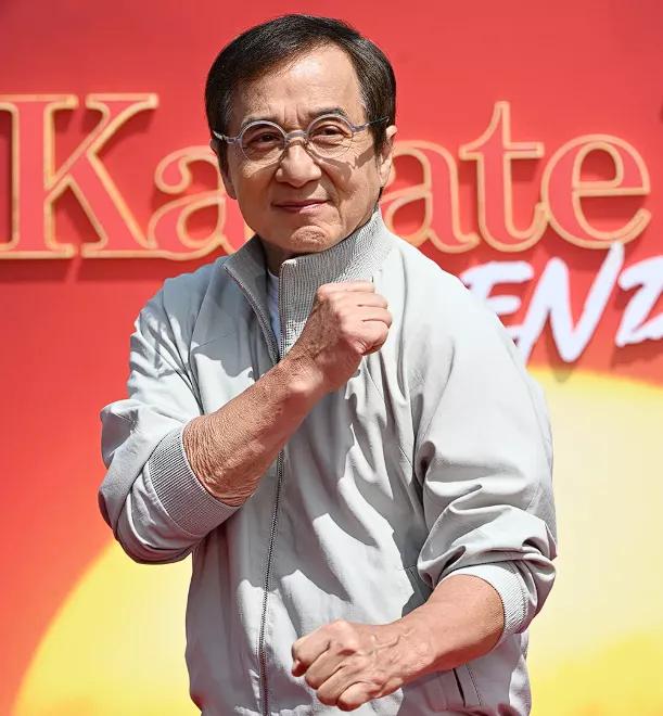 成龙71岁高龄，又被一些不法分子盯上，前几日被传拍戏时受了重伤，躺在病床上，连喘