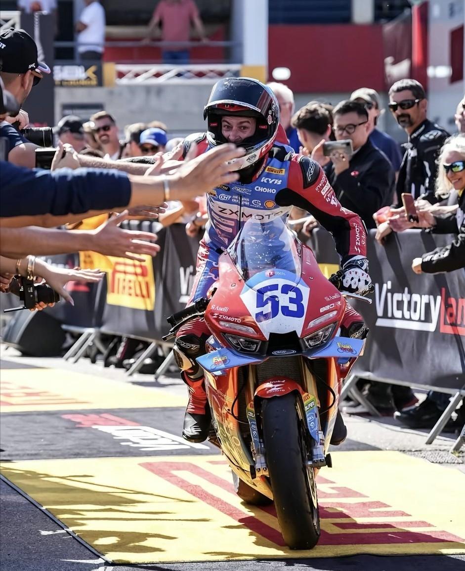 张雪机车能赢下这次国际大奖赛冠军，车手德比斯技术娴熟，但是这辆820RR更牛。