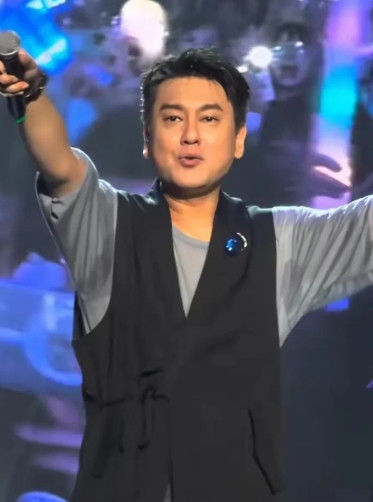着实尴尬啊！朱孝天这个一个礼拜之前就上了五月天演唱会做嘉宾，现在就已经开始了