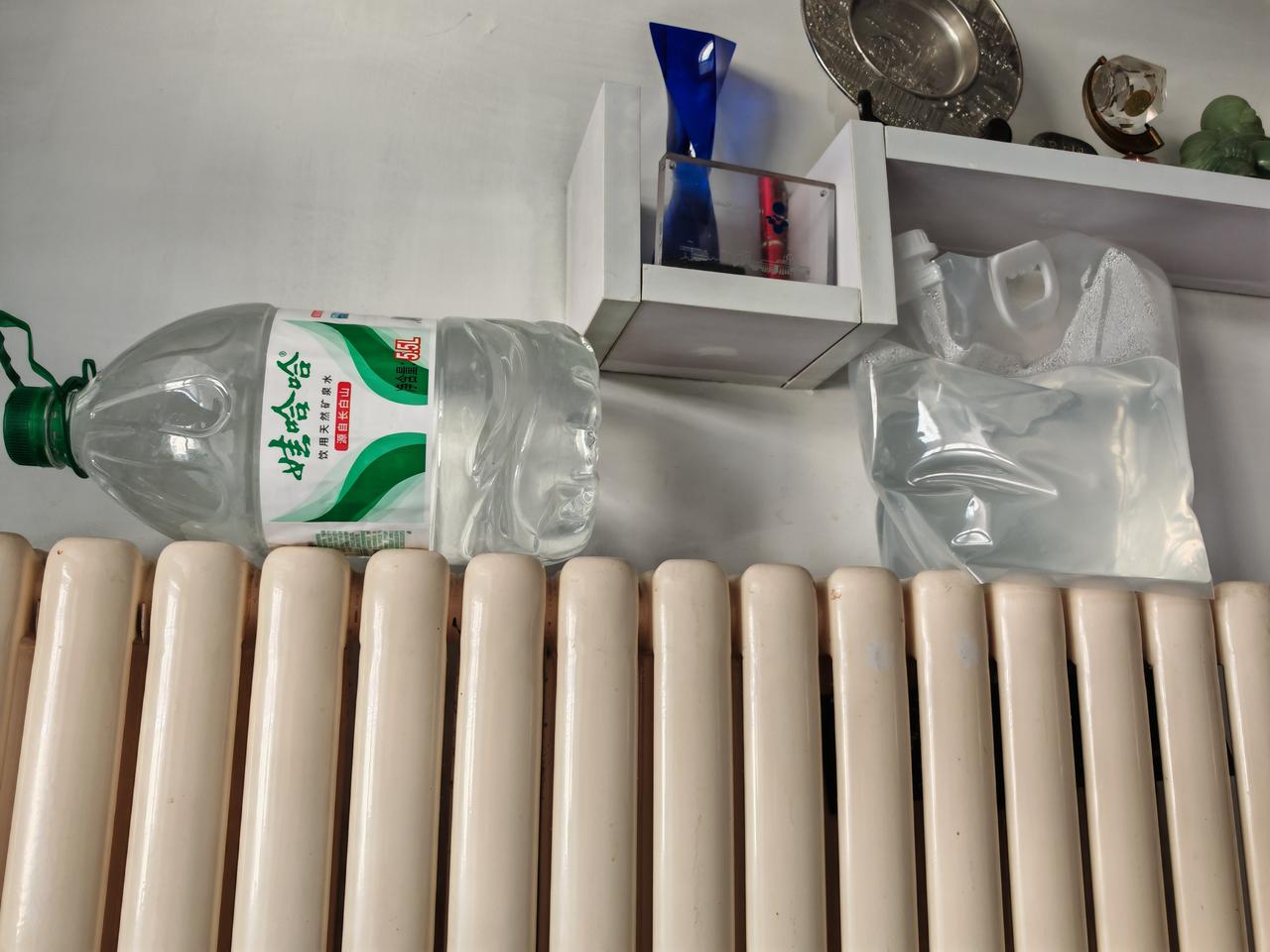 连续的超低温天气，让我果断地关闭了家里太阳能热水器的上水阀，以防止水管冰裂破碎。