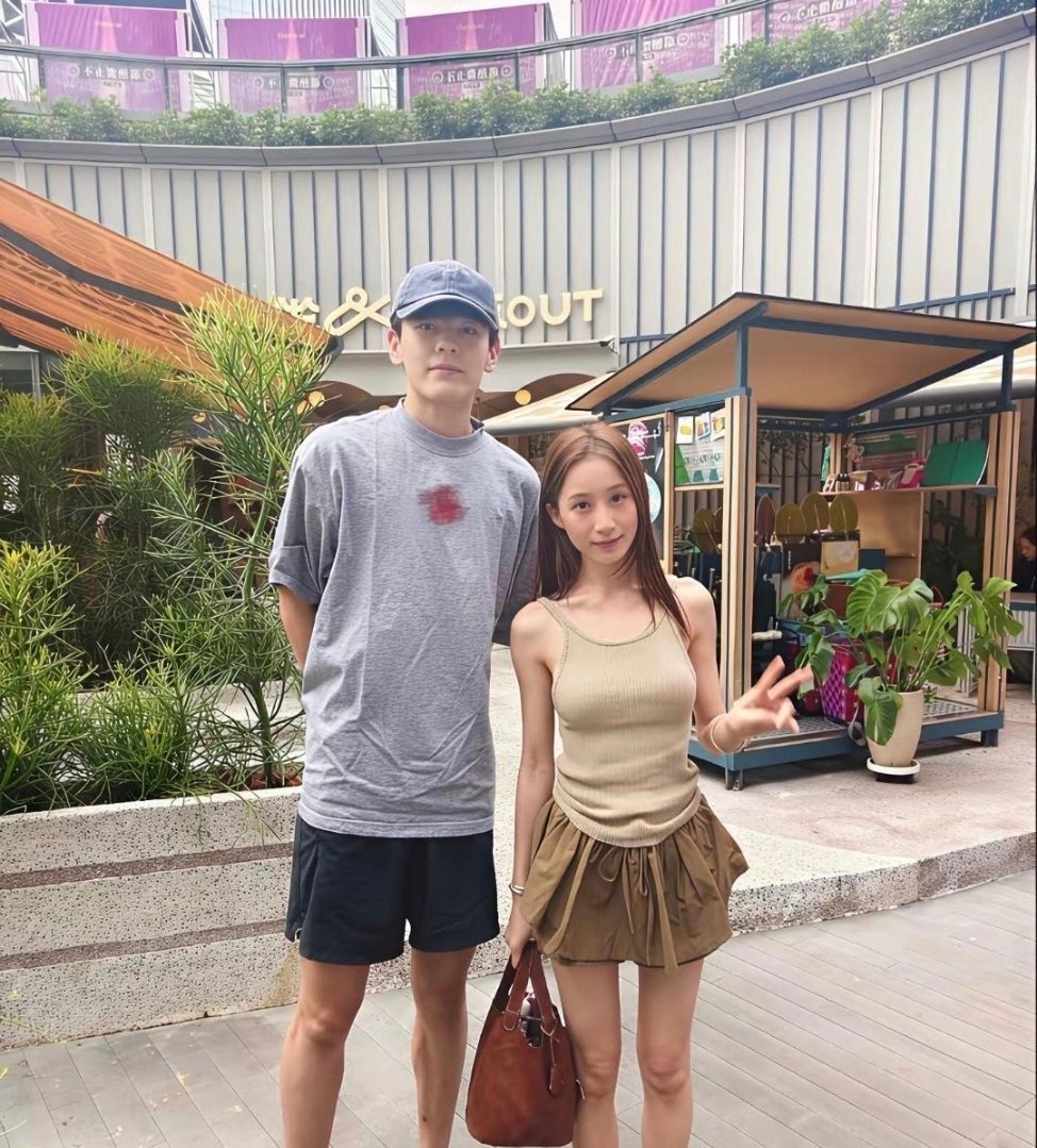 我勒个豆！差点没认出来，本人比电视里还要瘦，帅到我失语！