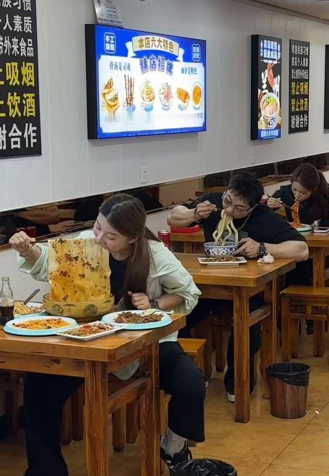 怪不得一人一桌，怕笑死对方。​​​