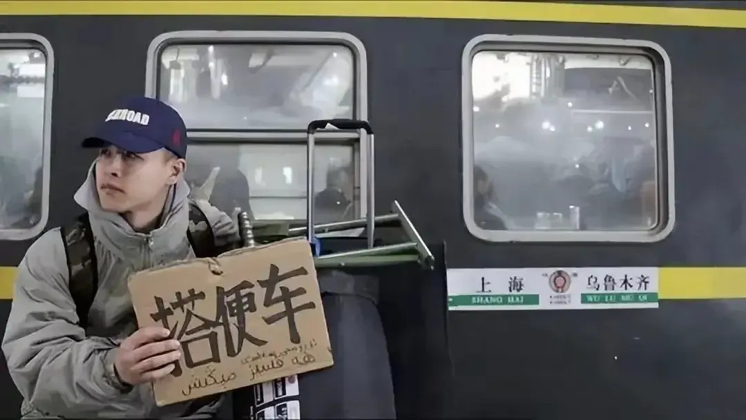 这是日本人谷河響，他是南京大学在读硕士。寒假时他曾尝试搭便车从从南京到乌鲁木齐，