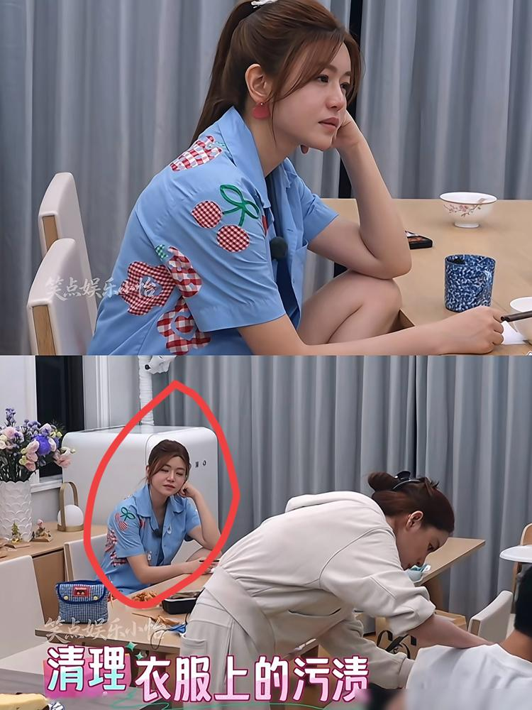 陈妍希看欧阳妮妮一家三口，落寞藏不住了！这是新播综艺里的画面，陈妍希首次公开聊离婚。她说婚姻最后两三